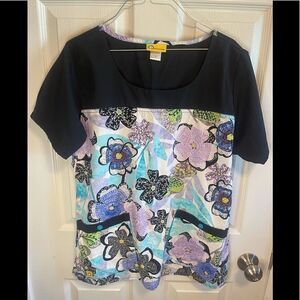 Wonder wink floral scrub top sz L